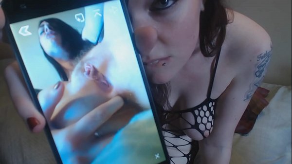 Pige filmer sex med en syv tommer falsk penis.