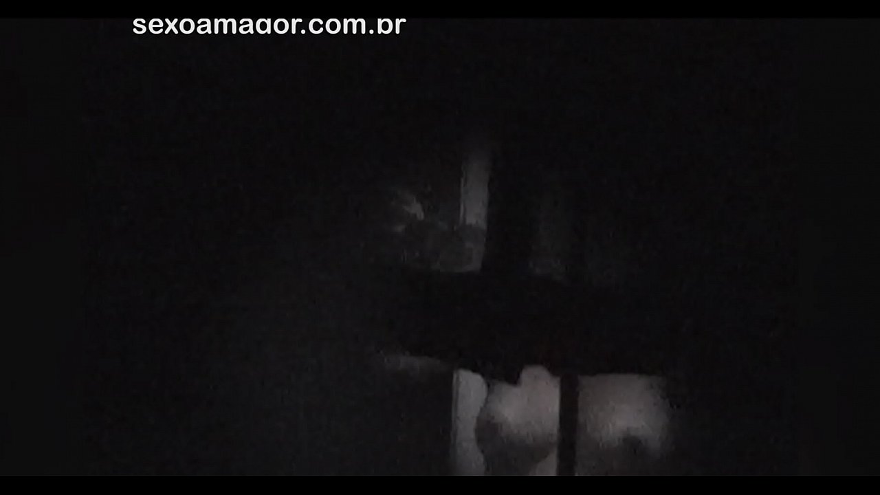 Blondie bliver hemmeligt videooptaget af en voyeur fra nabolaget gemt bag hule mursten