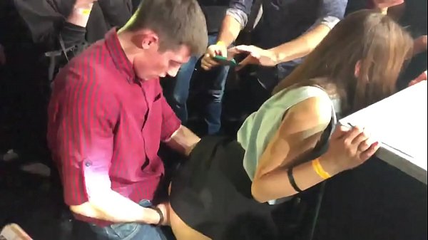 Rigtig sex i en russisk natklub. 18-årig russisk pige i anus og vagina kneppet i en natklub