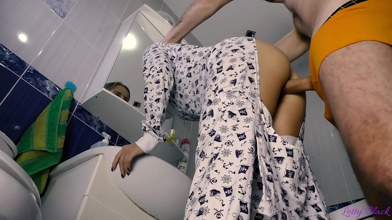 Hack med ung i pyjamas slutter oral sperm i røv - letty black